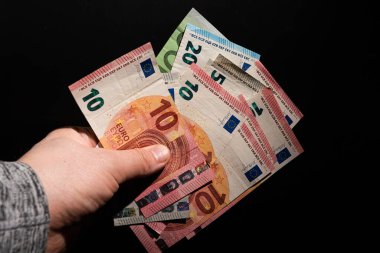Gothenburg, İsveç - 28 Mart 2021: Avro banknotlarının farklı değerleri..