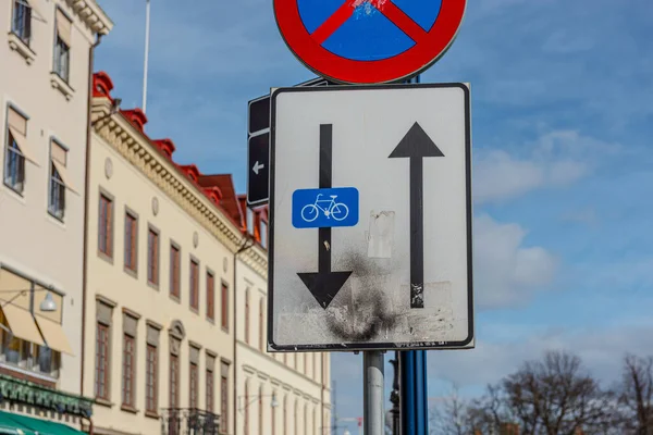2021年3月21日 瑞典哥德堡 签署单行道标记 自行车可以从对面的方向行驶 — 图库照片