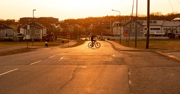 2021年4月18日 瑞典哥德堡 孩子们在美丽的夕阳西下骑自行车 — 图库照片