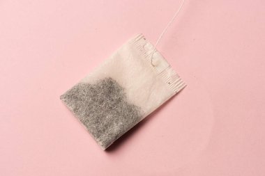 çay torba pembe bir arka plan üzerinde.