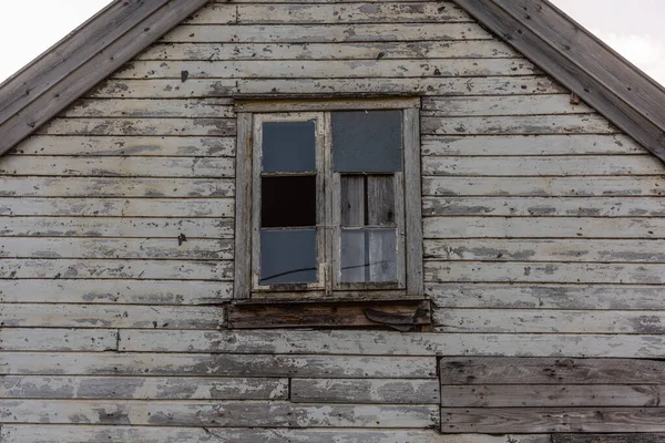 Terk Edilmiş Eski Beyaz Ahşap Evin Penceresi — Stok fotoğraf