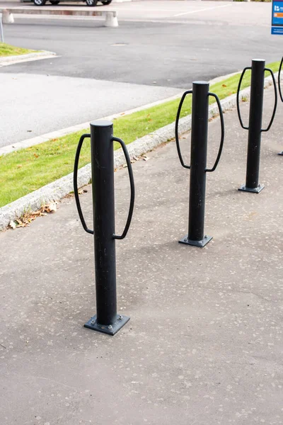 Three Metal Poles Locking Bikes — 图库照片