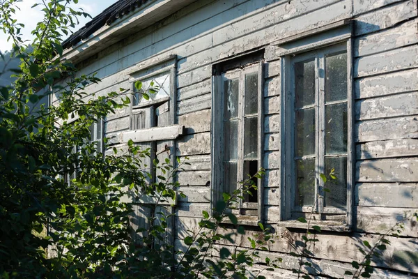 Old Abandoned White Wooden House — Stockfoto