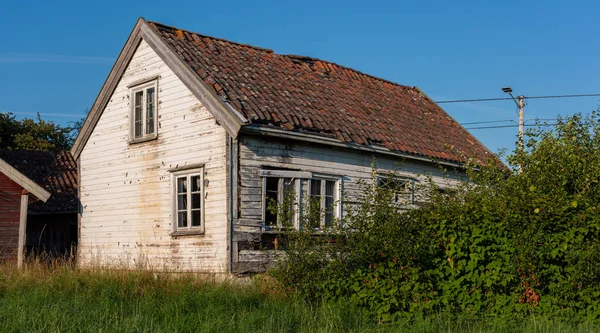 Terk Edilmiş Eski Beyaz Ahşap — Stok fotoğraf