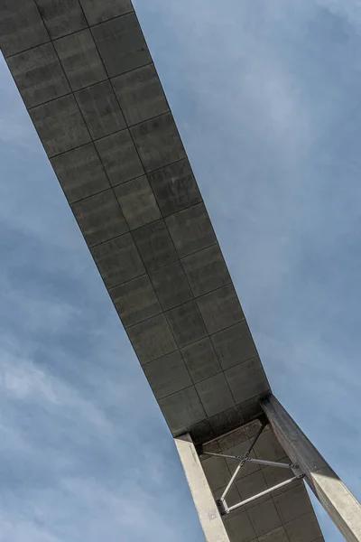 사이를 콘크리트 다리의 밑부분 — 스톡 사진