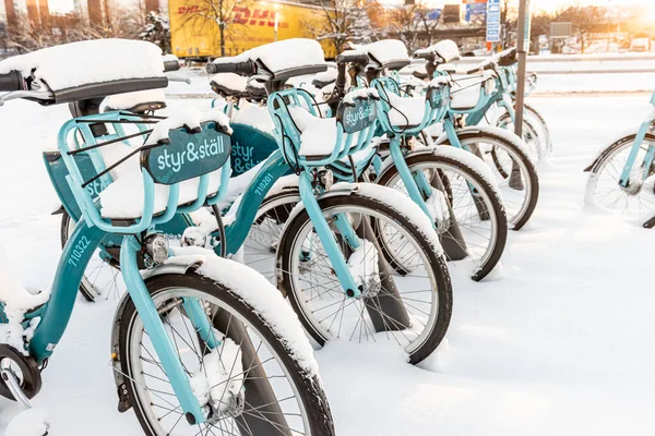 2021年12月4日 瑞典哥德堡 在大雪中从Styr Och Stall租用的自行车 — 图库照片