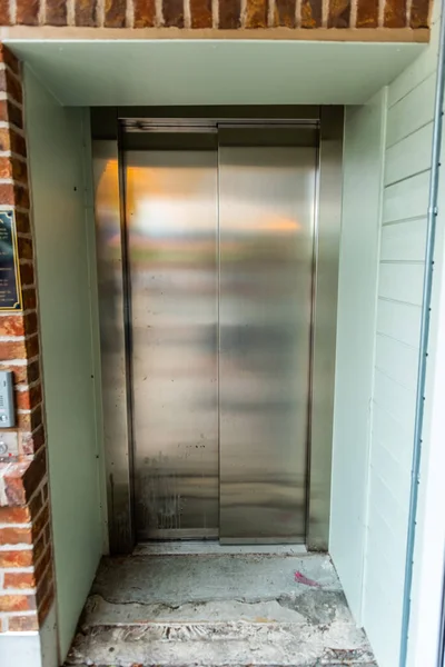 Γκέτεμποργκ Σουηδία Ιουνίου 2021 Γυαλιστερή Πόρτα Ενός Ανελκυστήρα — Φωτογραφία Αρχείου