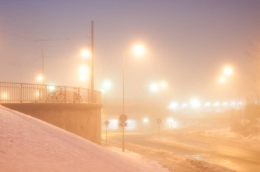 Motorlar sisli bir gecede viyadük üzerinde parkedildi..