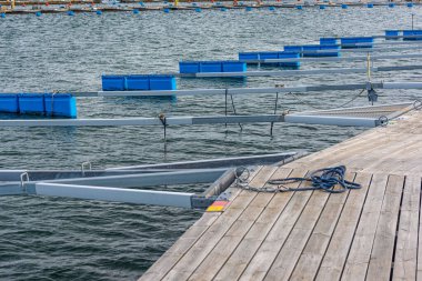Baharın başında boş yüzen iskele.