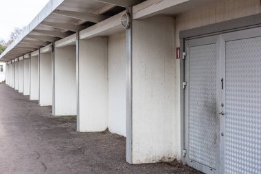 Uzun, beyaz bir depo binasının kapısı..