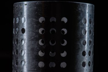 Üzerinde delikler olan metal bir teneke kutunun detayları..