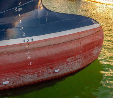 Mavi bir balıkçı teknesinin ampul yayı..