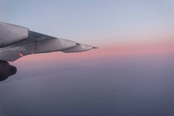Růžové Mraky Západu Slunce Viděné Letadla — Stock fotografie