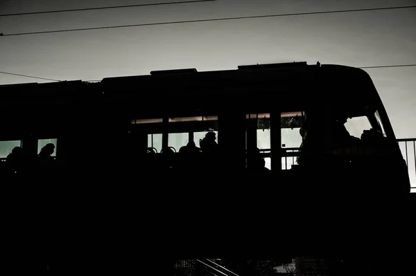 스웨덴의 부르크 2011 트램을 떠나는 전차의 실루엣 — 스톡 사진