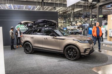 Göteborg, İsveç - Aralık 05 2021: Range Rover Velar Plug-In Hibrit elektrikli araba.