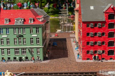 Billund, Danimarka - 25 Haziran 2011: Lego modeli bir yeşil ev ve kırmızı depo.