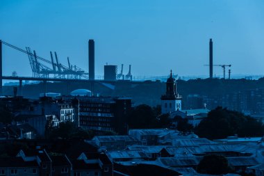 Göteborg, İsveç - 29 Haziran 2021: Kilise, evler ve endüstriyel binaların Monlight fotoğrafı.