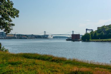 Göteborg, İsveç - 14 Temmuz 2021: Alvsborgsbron, Eriksberg ve Tysklandsterminalen .