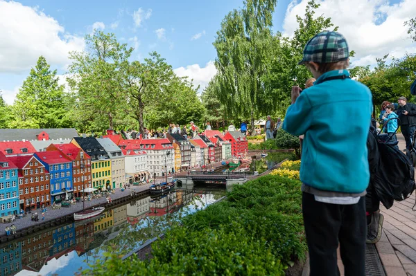 Billund, Danimarka - 25 Haziran 2011: Lego modeli Legoland Billund 'da Nyhavn Kopenhag.