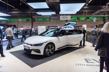 Göteborg, İsveç - Aralık 05 2021: Beyaz Kia EV6 sergileniyor.