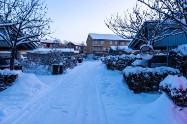 Göteborg, İsveç - Kasım 04 2021: Karlı banliyö sokağı.