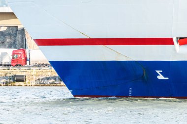 Göteborg, İsveç - 24 Ağustos 2020: Büyük bir yolcu feribotunun pruvası.