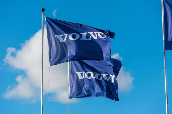 Göteborg Augusti 2020 Blå Volvos Flaggor Vinkar Vinden — Stockfoto