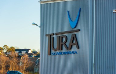 Kungsbacka, İsveç - 30 Ocak 2022: Bir depo duvarında Tura İskandinavya Logosu.