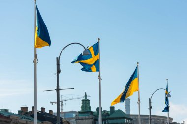 Göteborg, İsveç - 27 Şubat 2022: Gustaf Adolfs Meydanı 'nda düzenlenen bir savaş protestosu sırasında Ukrayna ve İsveç bayrakları yan yana dalgalanıyor.