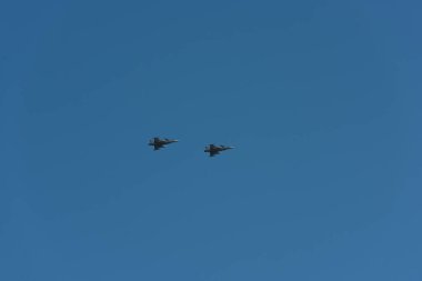 Göteborg, İsveç - 27 Şubat 2022: Rusya 'nın Ukrayna' yı işgal etmesine tepki olarak Göteborg üzerinde devriye gezen iki JAS 39 Gripen savaş uçağı.