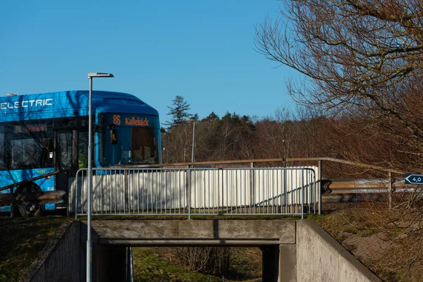 Molndal Suède Février 2022 Bus Électrique Bleu Passant Dessus Passage — Photo