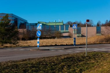 Zebra büyük bir ofis kompleksinden geçiyor..