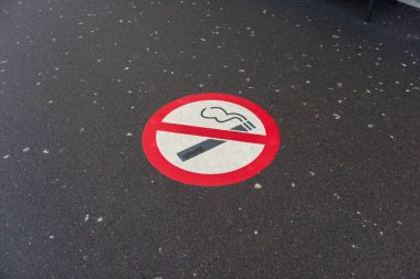 Asfalta sigara içilmesine izin verilmiyor.