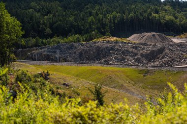 Tadilat halindeki otoyol yamaçtan geçiyor..