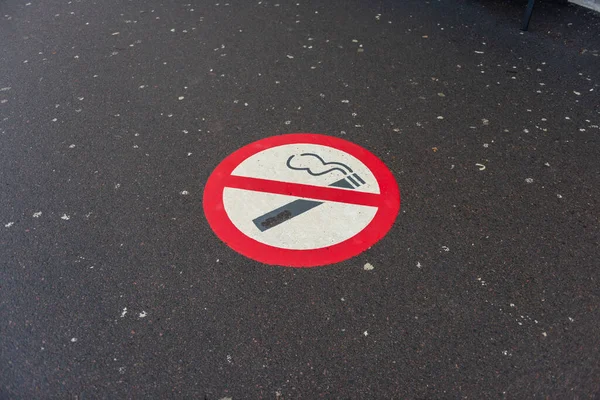 柏油上的禁烟标志 — 图库照片