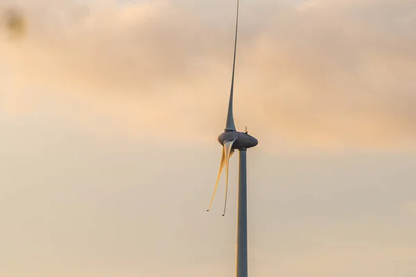 夜間の太陽光発電タービン — ストック写真