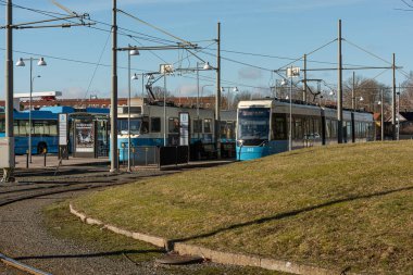 Göteborg, İsveç - 27 Şubat 2022: M33 numaralı tramvay 5. hatta Ostra Sjukhuset 'ten kalkmaya hazır..