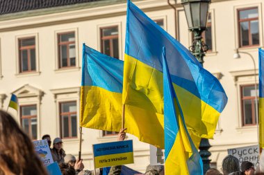 Göteborg, İsveç - 27 Şubat 2022: Gustaf Adolfs Meydanı 'nda Ukrayna' yı destekleyen savaş protestosu.