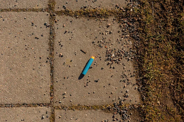 Μπλε Παιχνίδι Styrofoam Σφαίρα Στο Έδαφος — Φωτογραφία Αρχείου