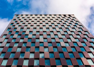 Molndal, İsveç - 17 Ekim 2021: Uzun cam ve çelik gökdelenlere bakıyorum.