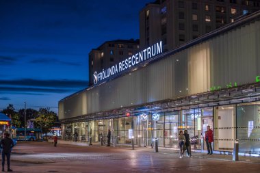 Göteborg, İsveç - 21 Eylül 2021: Frolunda Resecentrum 'un dış yüzünün gece fotoğrafı.