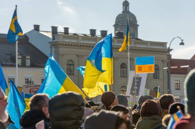 Göteborg, İsveç - 27 Şubat 2022: Gustaf Adolfs Meydanı 'nda Ukrayna' yı destekleyen savaş protestosu.