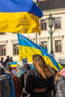 Göteborg, İsveç - 27 Şubat 2022: Gustaf Adolfs Meydanı 'nda Ukrayna' yı destekleyen savaş protestosu.