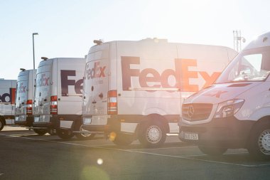 Landvetter, İsveç - Mart 06 2022: Beyaz FedEx dağıtım kamyonetleri bir otoparkta.