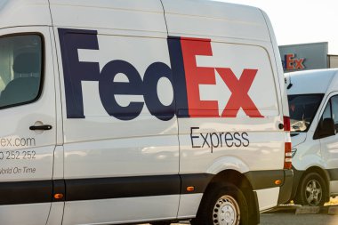 Landvetter, İsveç - Mart 06 2022: Beyaz FedEx dağıtım kamyonetleri bir otoparkta.