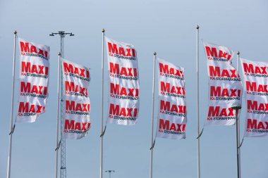 Göteborg, İsveç - 20 Şubat 2022: ICA MAXI bayrakları bir mağazanın önünde dalgalanıyor.