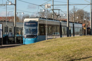 Göteborg, İsveç - 27 Şubat 2022: M33 numaralı tramvay 5. hatta Ostra Sjukhuset 'ten kalkmaya hazır..