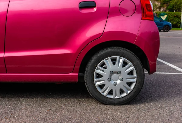 스웨덴의 부르크 2021 분홍색 자동차 뒷바퀴 — 스톡 사진