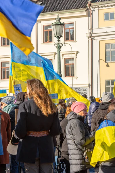 Göteborg, İsveç - 27 Şubat 2022: Gustaf Adolfs Meydanı 'nda Ukrayna' yı destekleyen savaş protestosu.