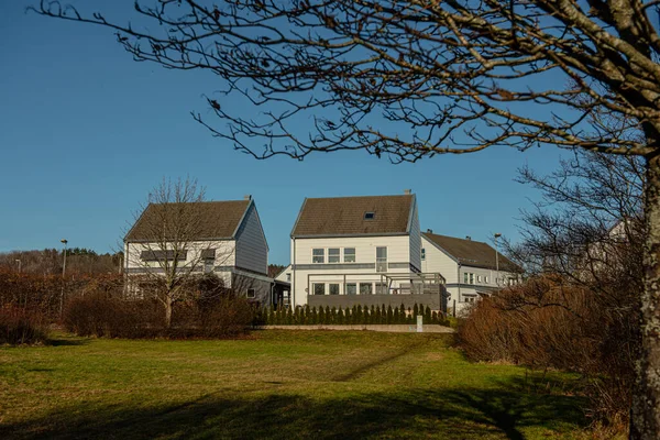 Γκέτεμποργκ Σουηδία Ιανουαρίου 2022 Δύο Λευκά Διώροφα Σπίτια Δίπλα Ένα — Φωτογραφία Αρχείου